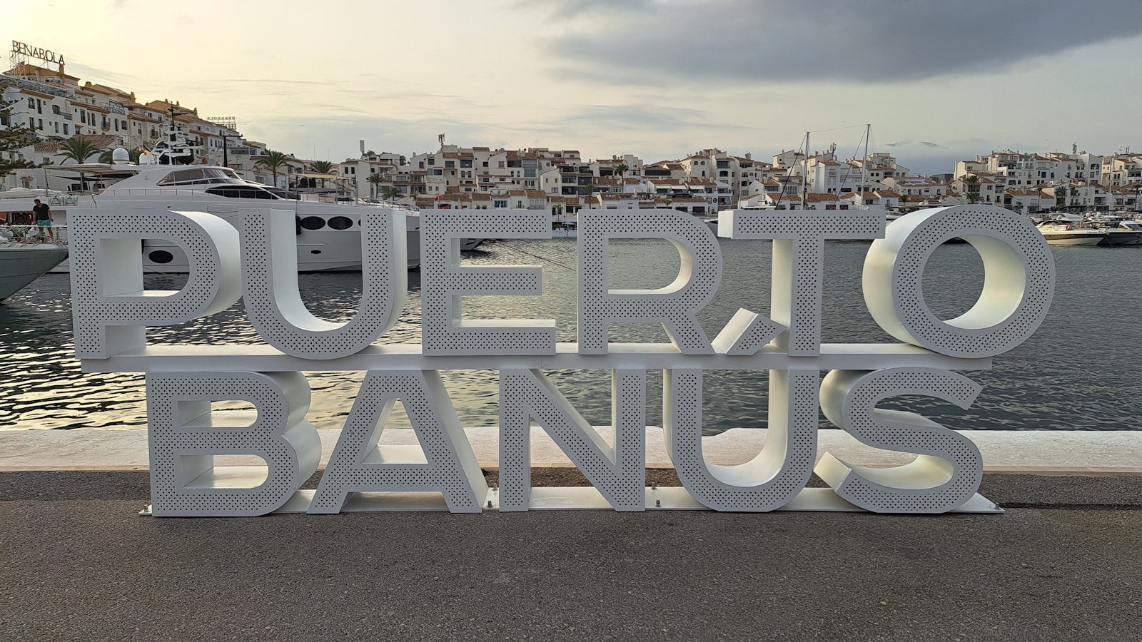 Yate en marina de Puerto Banús