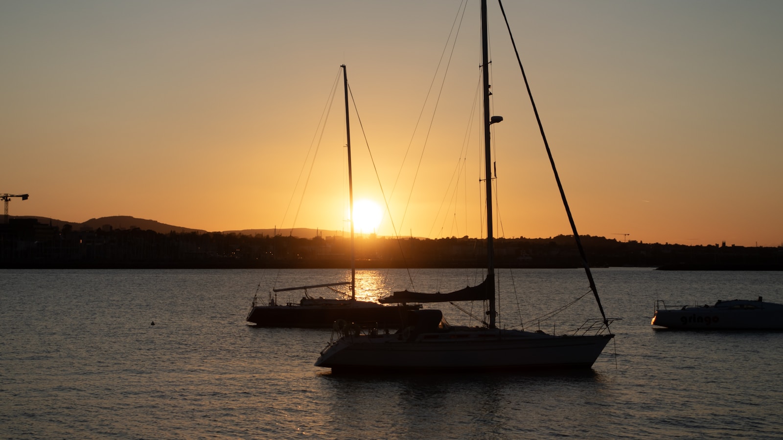 Yate en marina irlandesa