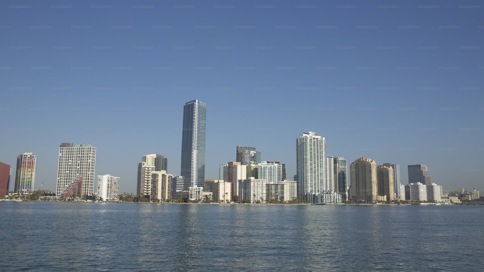 Superyate frente al skyline